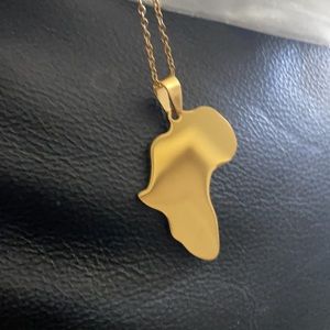 Meet your Posher, Adwoa